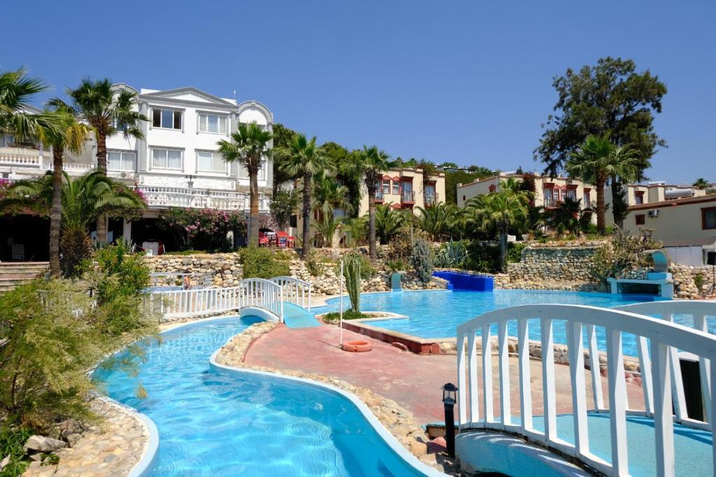 06 استخر هتل 4 ستاره فونیکس سان بدروم Phoenix Sun Hotel Bodrum.jpg