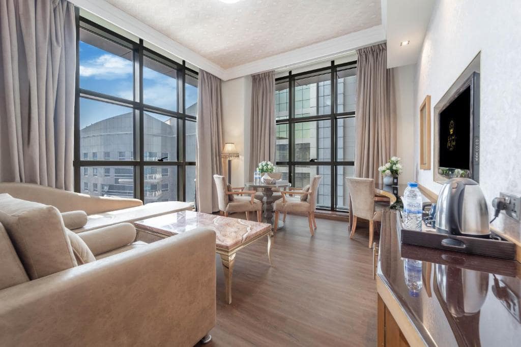 11-اتاق-خواب-هتل4-ستاره-د-لیلا-دبی- The-Leela-Hotel-Bedroom.jpg