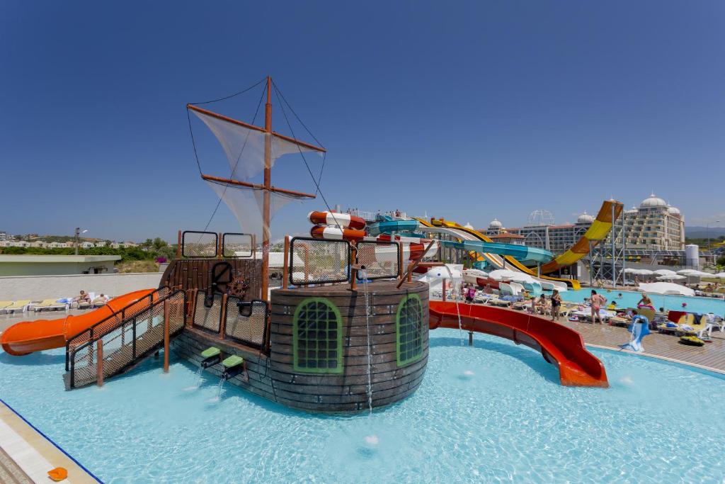 17-استخر-هتل-5-ستاره-سنزا-د-این-ریزورت-آنتالیا- Senza-The-Inn-Resort-Antalya-Pool.jpg