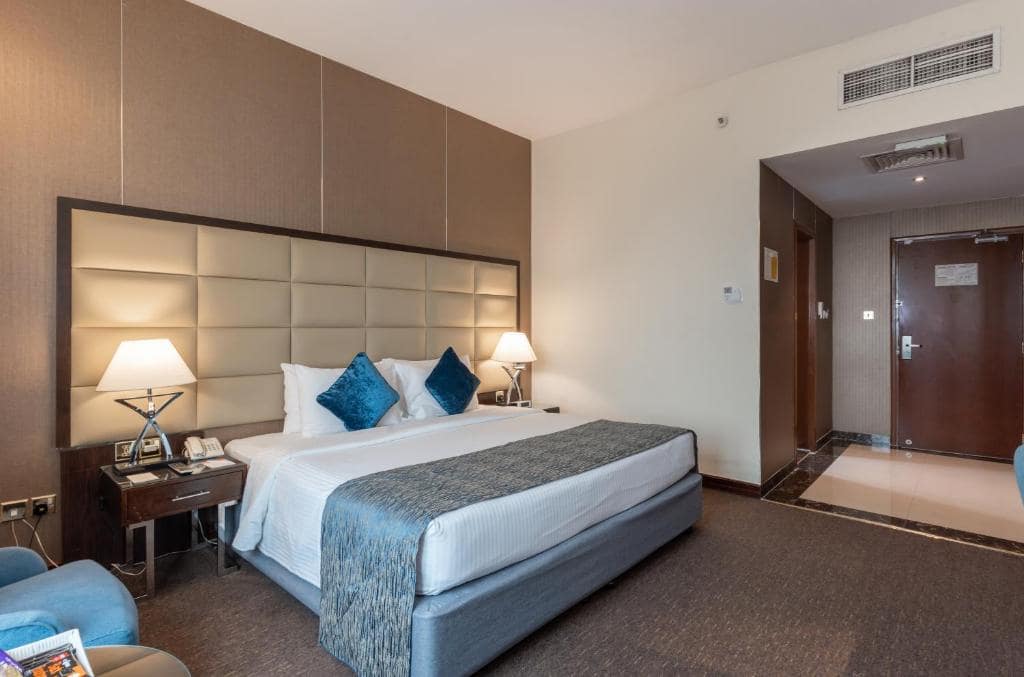 03-اتاق-خواب-هتل-3-ستاره-هاوارد-جانسون-بر-دبی- Howard-Johnson-Bur-Dubai-Bedroom.jpg