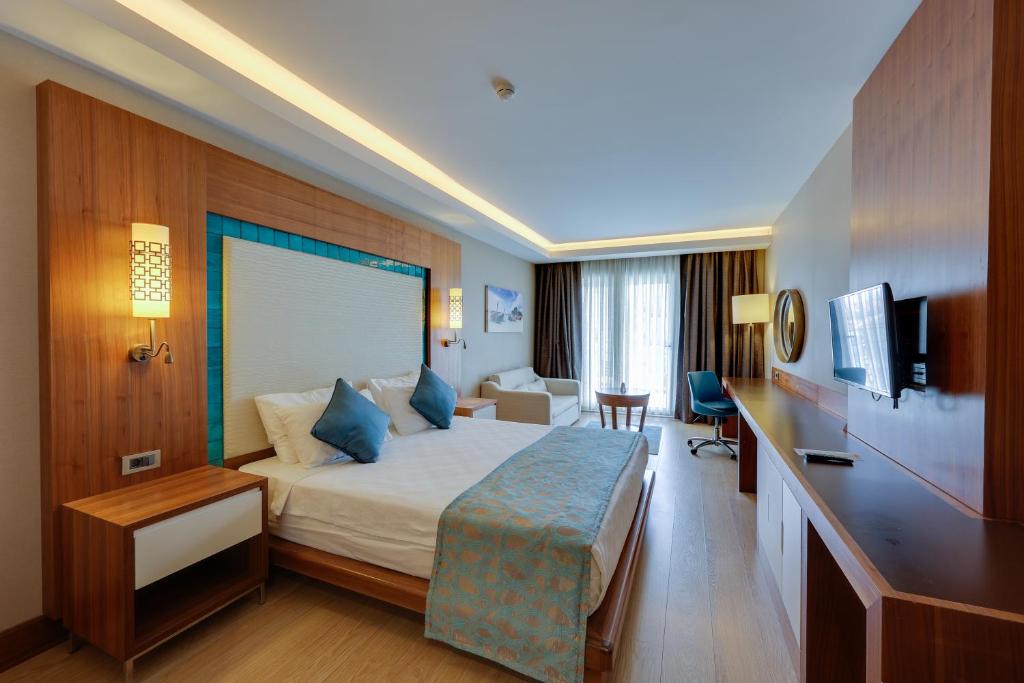 20 اتاق هتل 5 ستاره رامادا سوئیت کوش آداسیRamada Hotel & Suites by Wyndham Kusadasi.jpg