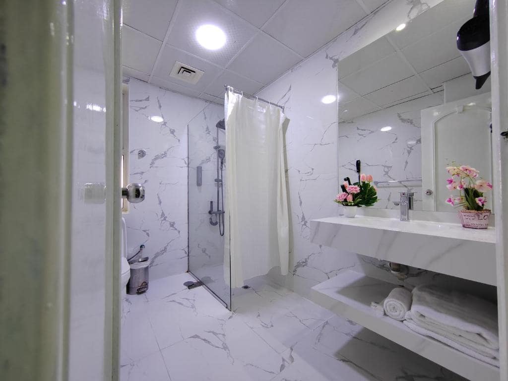28-سرویس-بهداشتی-هتل-3-ستاره-لی-پارادایس-پالاس-دبی- Le-Paradise-Palace-Dubai-Bathroom.jpg