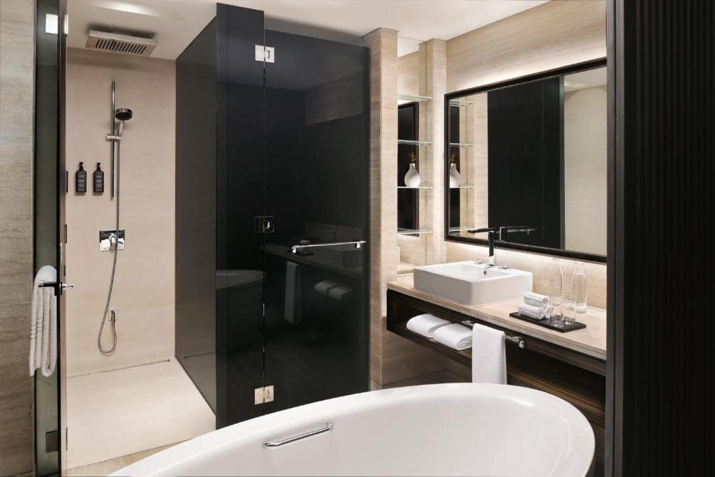 25-سرویس-بهداشتی-هتل-5-ستاره-شرایتون-گرند-دبی Sheraton-Grand-Hotel-Dubai-Bathroom-.jpg