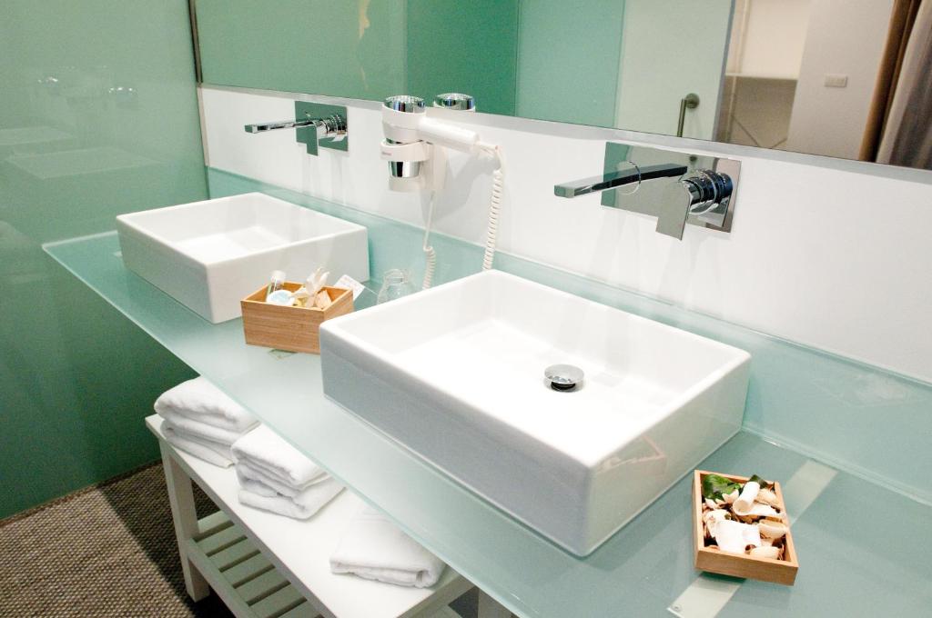 13-سرویس-بهداشتی-هتل-دو-ستاره-آرتریپ-مادرید-Artrip-Hotel-Madrid.jpg