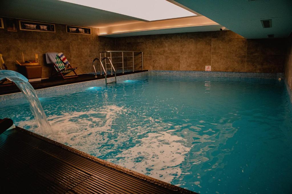 21 استخر هتل 5 ستاره کانفریوم وان The Conforium Hotel Van.jpg