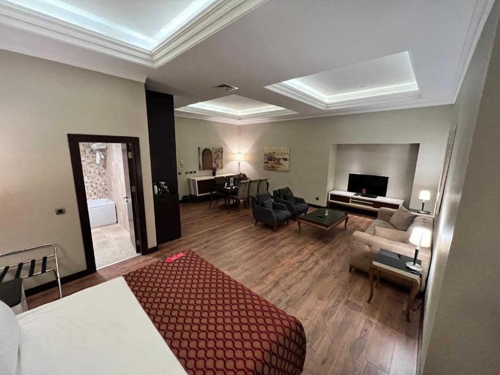 0-نمای-اتاقخواب-هتل-5-ستاره-رامادا-بای-ویندهام-مرتر-استانبول-Bedroom-Hotel-5-setare-Wyndham-Istanbul-min.jpg