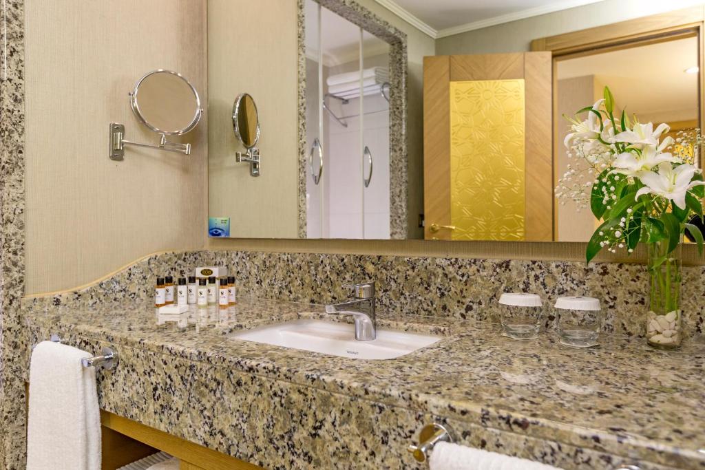 18-سرویس-بهداشتی-هتل-5-ستاره-رویال-تاورز-لارا-آنتالیا Royal-Towers-Lara-Hotel-Antalya-Bathroom-.jpg
