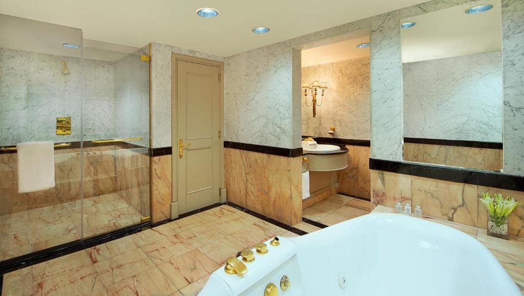 21-سرویس-بهداشتی-هتل-4 ستاره-د-بریستول-این-دبی- The-Bristol-Inn-Hotel-Dubai-Bathroom.jpg