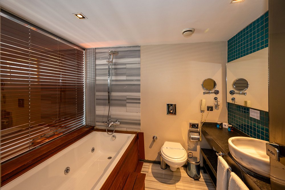 02-نمای-حمام-سرویس-بهداشتی-هتل-4-ستاره-پرا-تولیپ-استانبول-Bathroom-Hotel-4-Setare-Pera-Tulip-Istan.jpg