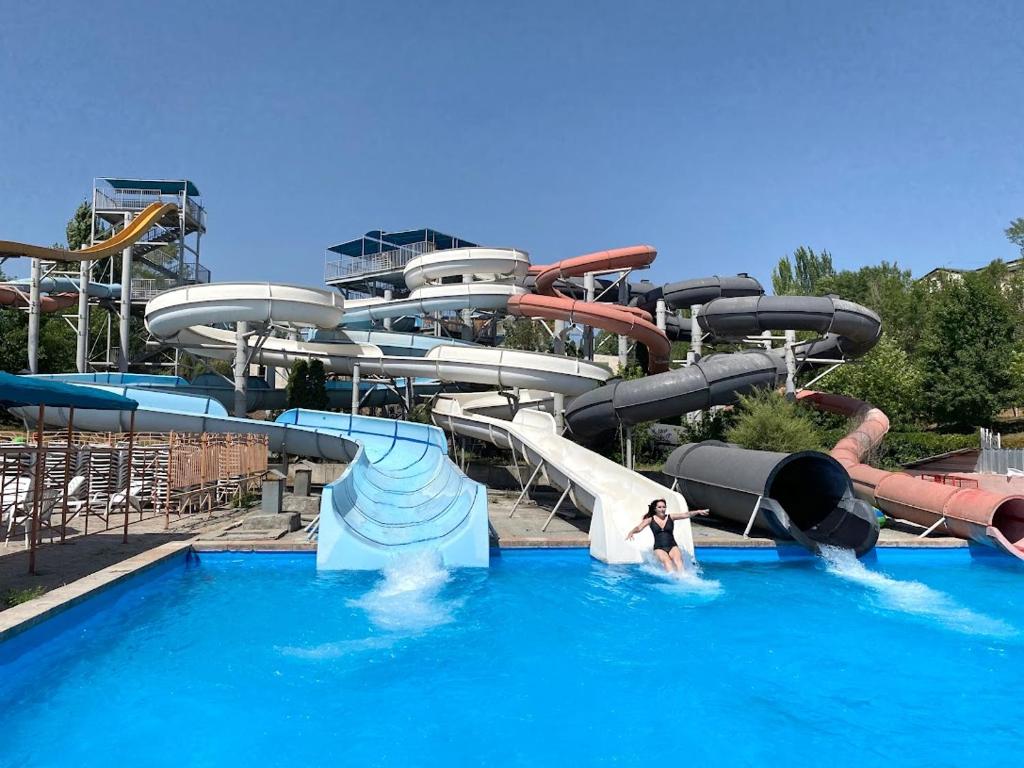 31 پارک آبی هتل 4 ستاره ارمنیا ویلیج پارک ایروان ارمنستان Armenian Village Park Hotel Yerevan.jpg