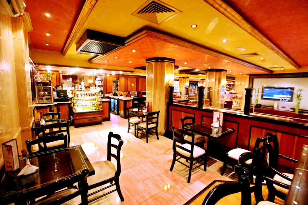 16- محوطه-هتل-3-ستاره-گلف-این-دبی- Golf-Inn-Hotel-Dubai-Grounds.jpg