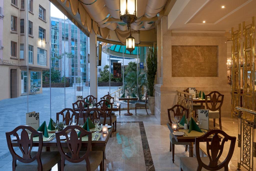 07-هتل-5-ستاره-الیت-ورد-تکسیم-استانبول-نمای-غذاخوری-Dining-Hotel-5-Setare-Estanbul.jpg