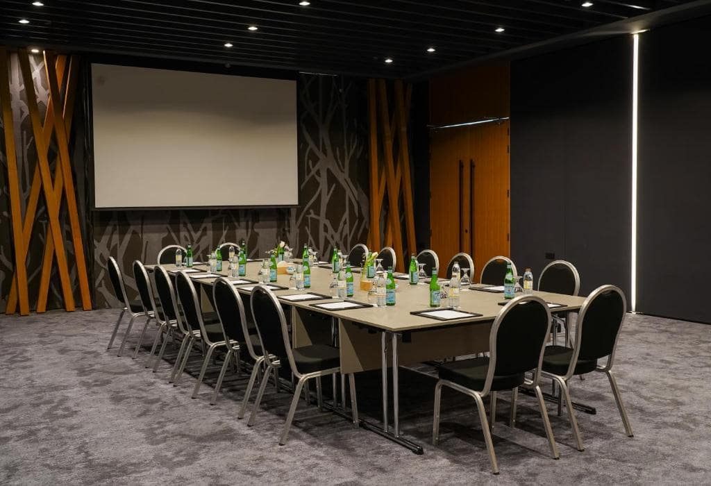 34-اتاق-کنفرانس-هتل-4-ستاره-الخوری-اسکای-گاردن-دبی- Al-Khoory-Sky-Garden-Hotel-Dubai-Conference-Room.jpg