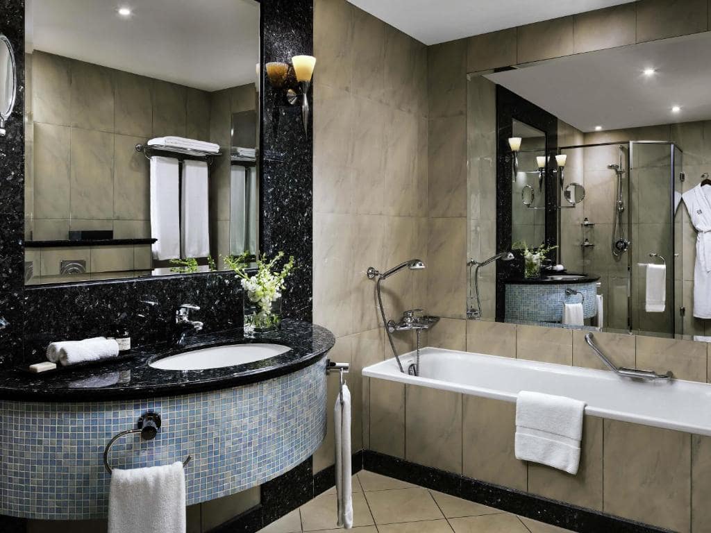 25-سرویس-بهداشتی-هتل-5-ستاره-فیرمونت-عجمان-دبی- Fairmont-Ajman-Dubai-Bathroom.jpg