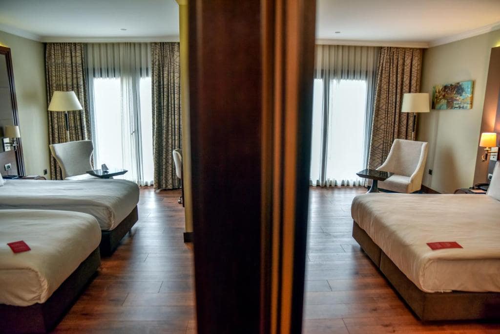 02-نمای-اتاقخواب-هتل-5-ستاره-رامادا-بای-ویندهام-مرتر-استانبول-Bedroom-Hotel-5-setare-Wyndham-Istanbul-min.jpg