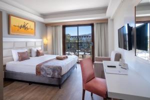 07-اتاق-هتل-4-ستاره-فور-ریزورت-اند-اسپا-آنتالیا- Fore-Resort-&-Spa-Hotel-Antalya-Room.jpg