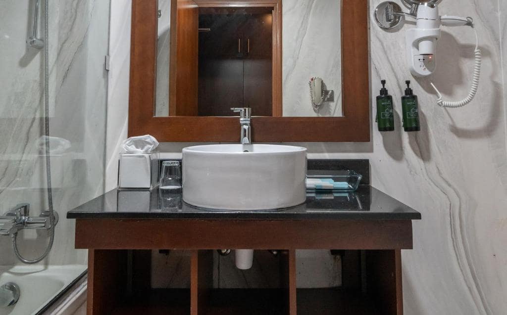 32-سرویس-بهداشتی-هتل-3-ستاره-هاوارد-جانسون-بر-دبی- Howard-Johnson-Bur-Dubai-Bathroom.jpg