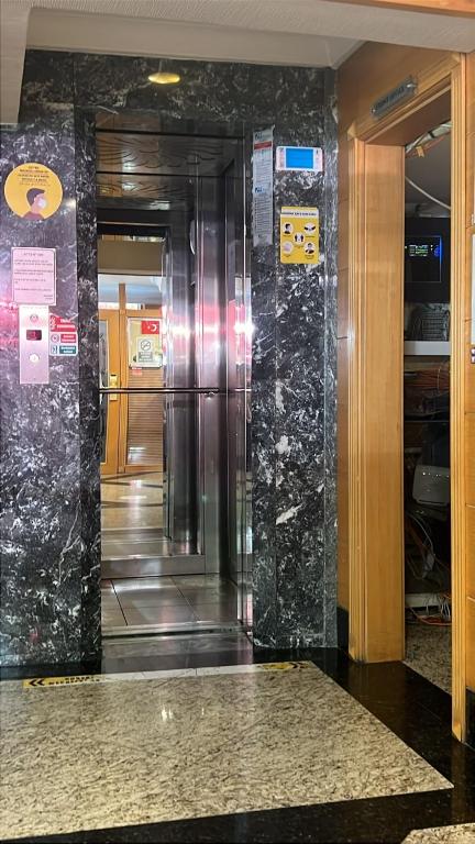 01-نمای-آسانسور-هتل-4-ستاره-پارک-استار-استانبول-Elevator-Hotel-Taksim.jpg