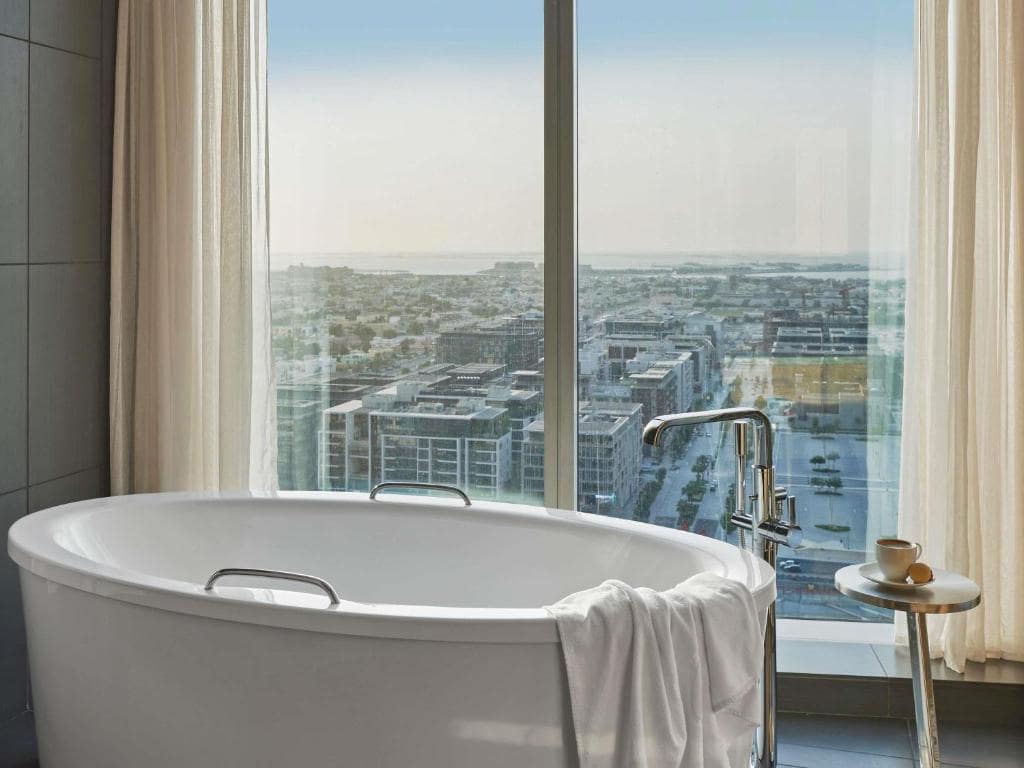 40-سرویس-بهداشتی-هتل-5-ستاره-سوفیتل-داون-تاون-دبی-Sofitel-Dubai-Down-Town-View-Bathroom.jpg