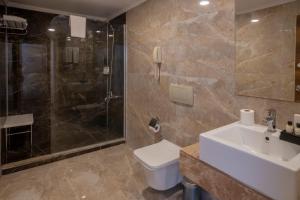 17-سرویس-بهداشتی-هتل-4-ستاره-فور-ریزورت-اند-اسپا-آنتالیا- Fore-Resort-&-Spa-Hotel-Antalya-Bathroom.jpg