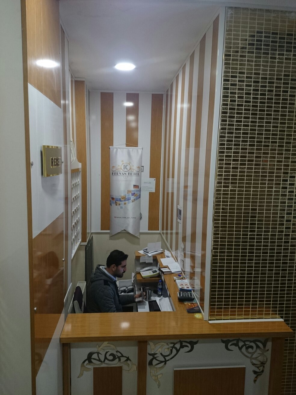 24-محوطه-هتل-3-ستاره-کروان-وان- Kervan-Hotel-Van-Grounds.jpg