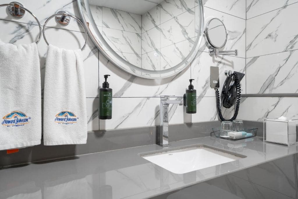 40-سرویس-بهداشتی-هتل-3-ستاره-هاوارد-جانسون-بر-دبی- Howard-Johnson-Bur-Dubai-Bathroom.jpg