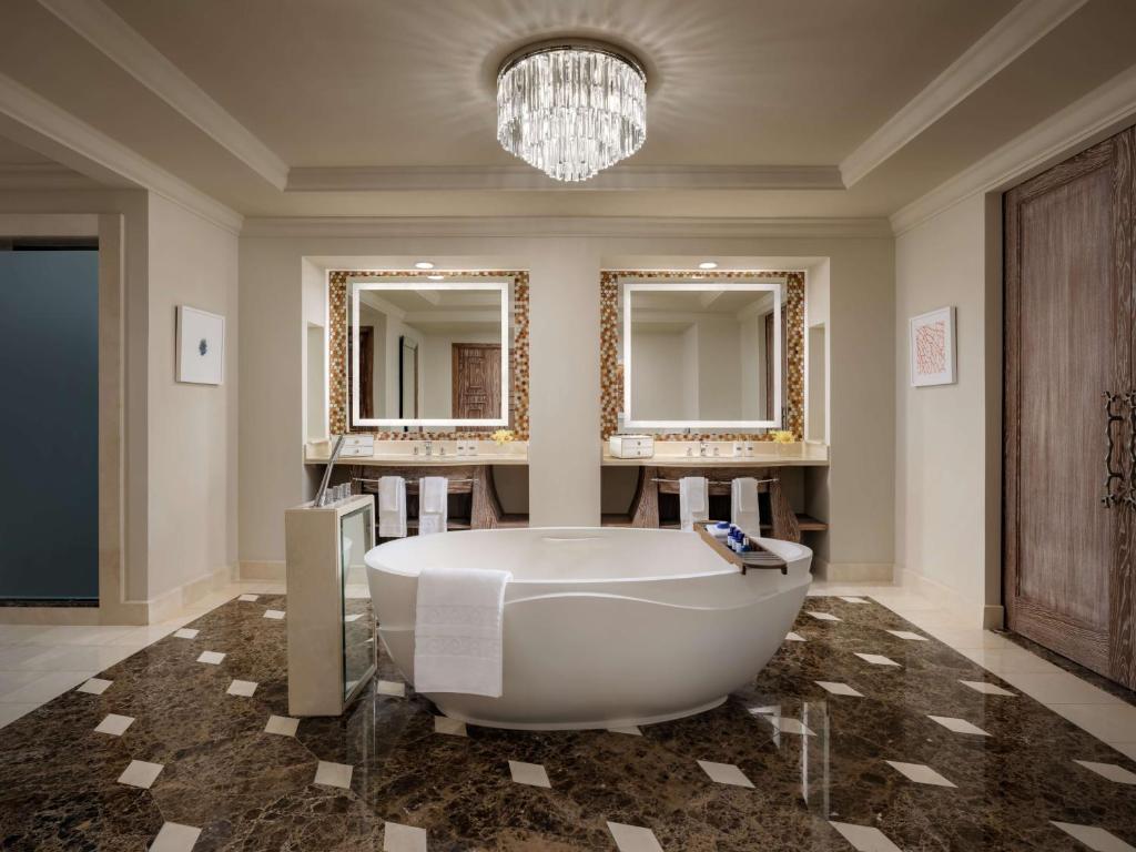 27-سرویس-بهداشتی-هتل-5-ستاره-آتلانتیس-دبی- Atlantis-The-Palm-Bathroom.jpg