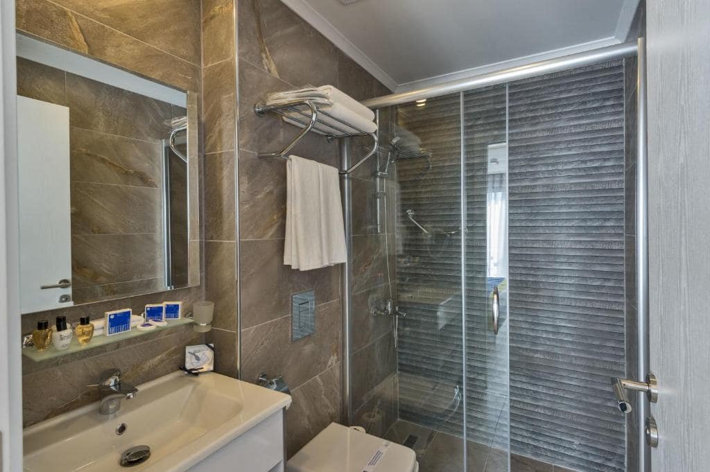 01-هتل-4-ستاره-اینتل-استانبول-نمای-سرویس-بهداشتی-حمام-Bathroom-Hotel-4-Setare-Inntel-Estanbul.jpg