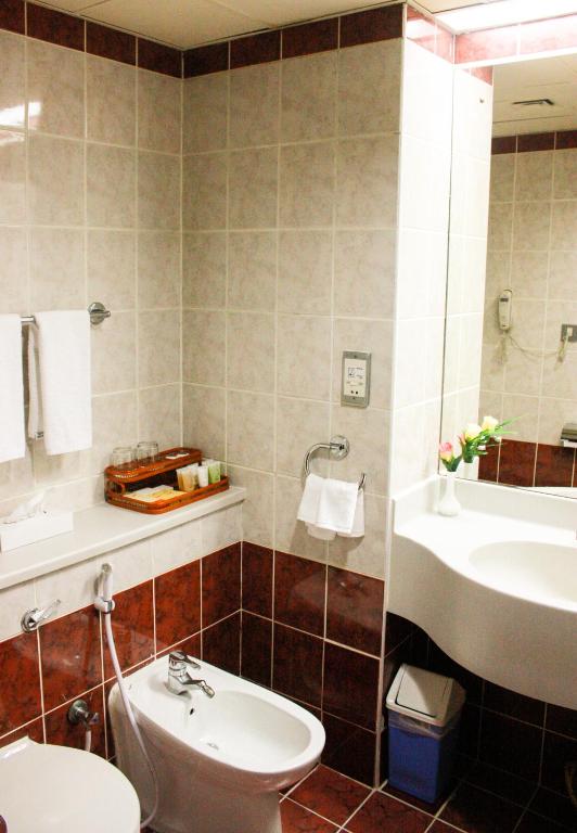 12-سرویس-بهداشتی-هتل-3-ستاره-گرند-می-فیر-دبی- Grand-Mayfair-Hotel-Bathroom.jpg