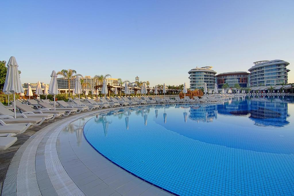 21 استخر هتل 5 ستاره بایا لارا آنتالیا Baia Lara hotel Antalya.jpg