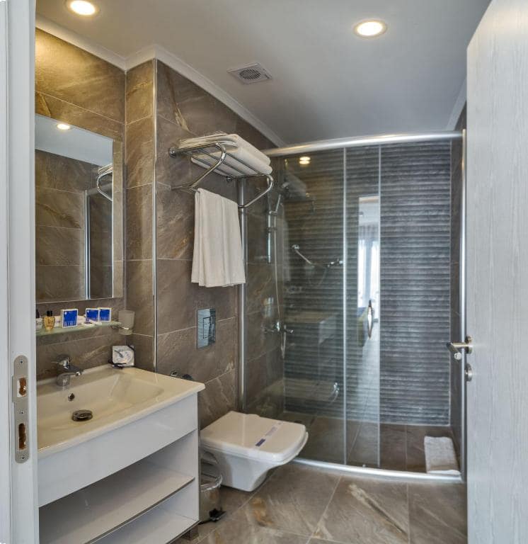 03-هتل-4-ستاره-اینتل-استانبول-نمای-سرویس-بهداشتی-حمام-Bathroom-Hotel-4-Setare-Inntel-Estanbul.jpg