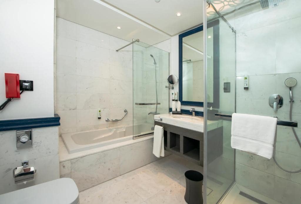 27-سرویس-بهداشتی-هتل-4-ستاره-اج-کریک-ساید-دبی- Edge-Creekside-Hotel-Dubai-Bathroom.jpg