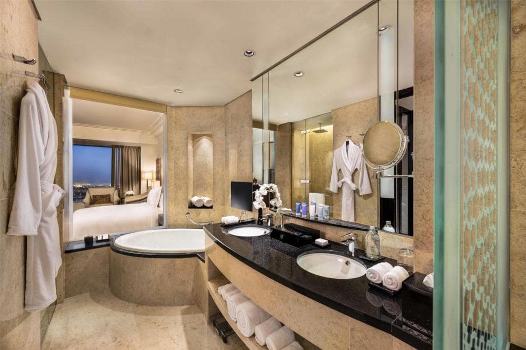 28-سرویس-بهداشتی-هتل-5-ستاره-کنراد-دبی- Conrad-Hotel-Dubai-Bathroom.jpg