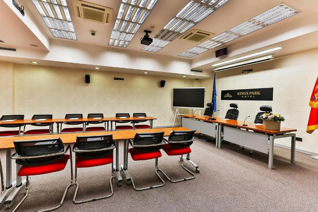41-اتاق-کنفرانس- هتل-3-ستاره-کینز-پارک-دبی- Kings-Park-Hotel-Dubai-Restaurant-Conference-Room.jpg