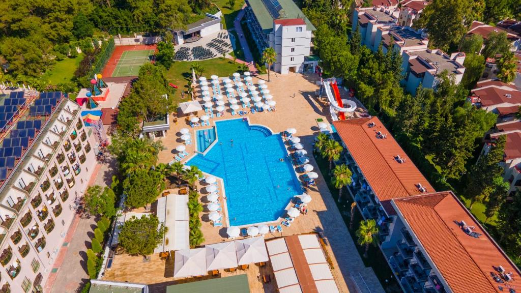 28-استخر-هتل-4-ستاره-الدار-گاردن-ریزورت-آنتالیا- Eldar-Garden-Resort-Antalya-Pool.jpg