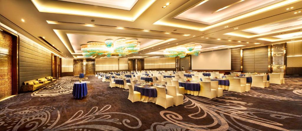 13-سالن-همایش-هتل-5-ستاره-کراون-پلازا-روهینی-دهلی-Crowne-Plaza-Delhi-Rohini-Hotel.jpg