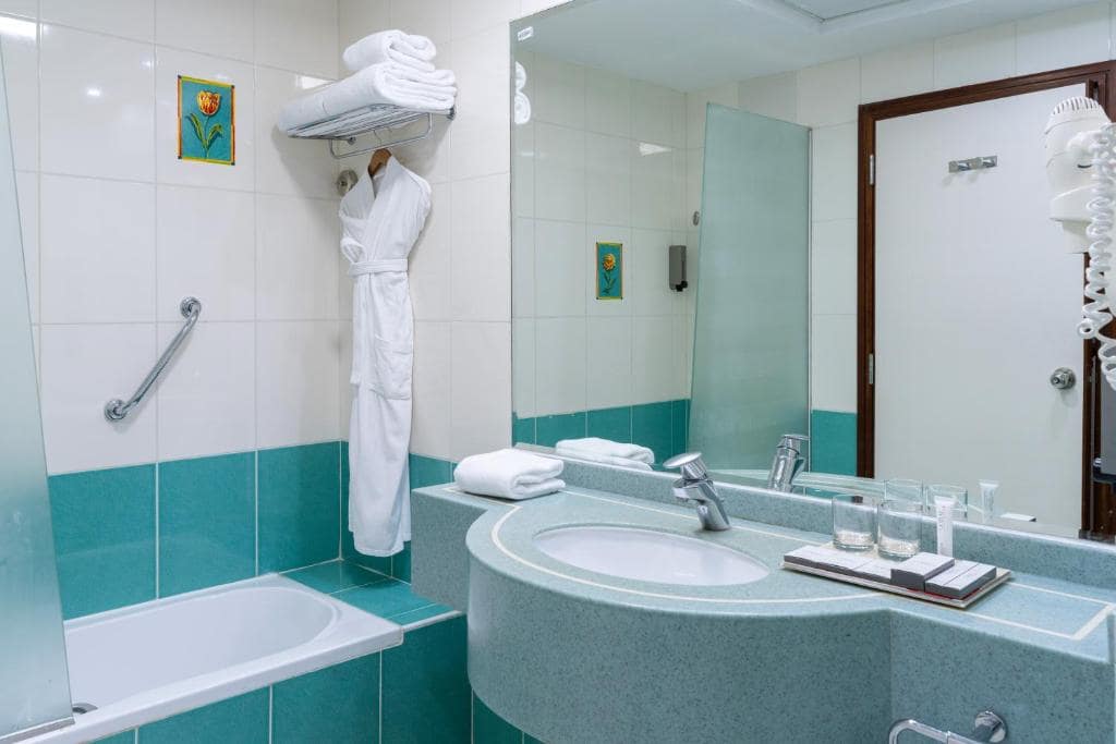 22-سرویس-بهداشتی-هتل-4-ستاره-کورال-دبی-دیره- Coral-Dubai-Deira-Hotel-Bathroom.jpg