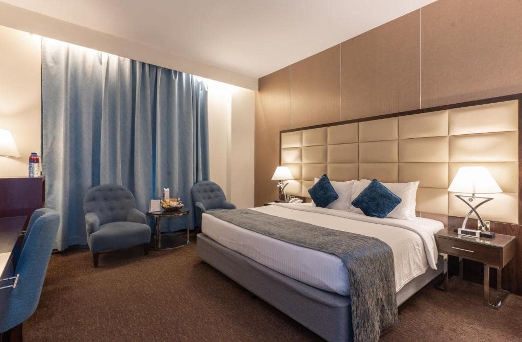 04-اتاق-خواب-هتل-3-ستاره-هاوارد-جانسون-بر-دبی- Howard-Johnson-Bur-Dubai-Bedroom.jpg