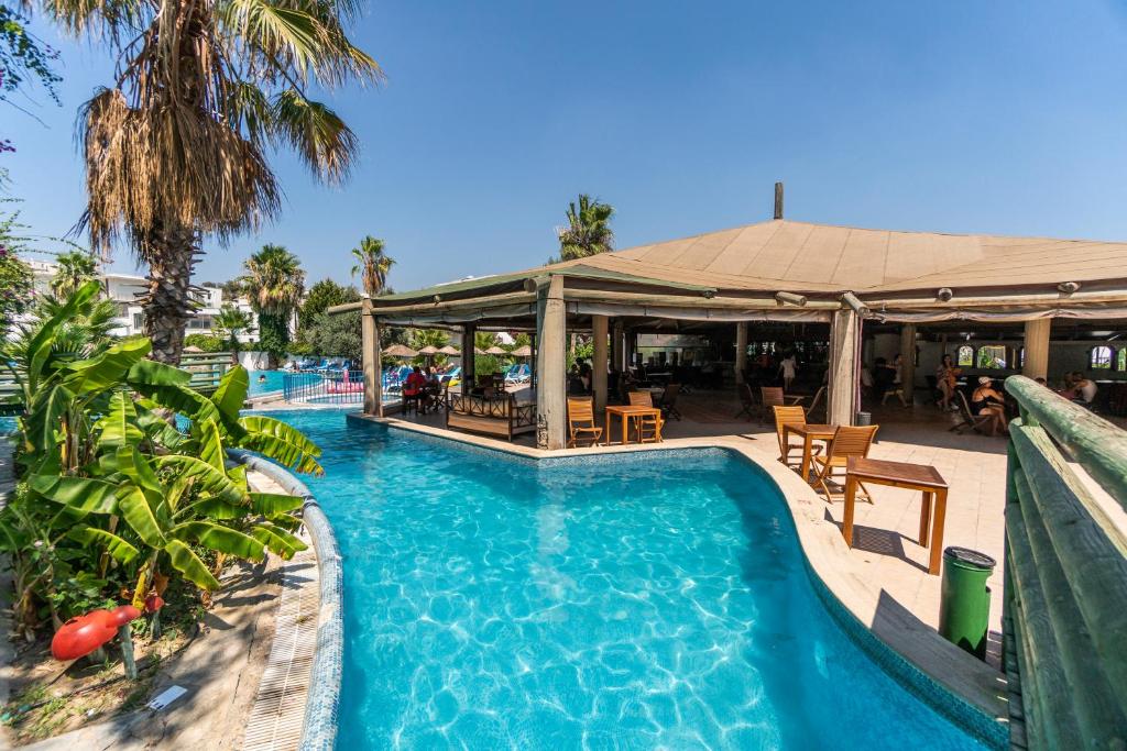 31 استخر هتل 3 ستاره آیاز آکوا بدروم Ayaz Aqua Hotel Bodrum.jpg
