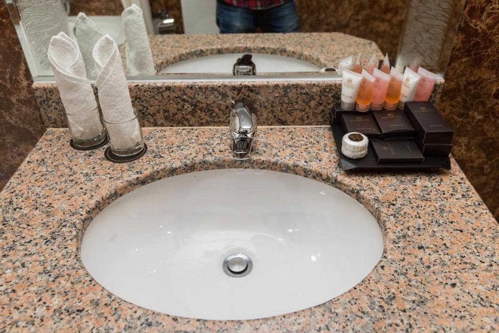 29-سرویس-بهداشتی-هتل-4-ستاره-گرند-سنترال-دبی- Grand-Central-Dubai-Hotel-Bathroom.jpg