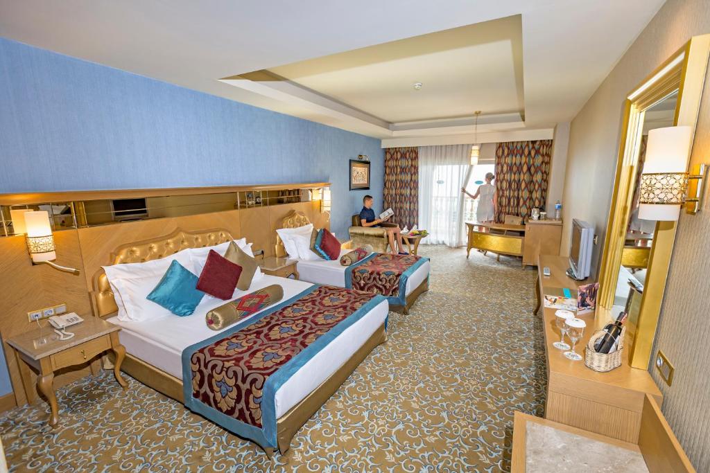 09-اتاق-هتل-5-ستاره-رویال-تاورز-لارا-آنتالیا Royal-Towers-Lara-Hotel-Antalya-Room-.jpg