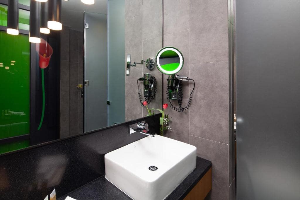 15-سرویس-بهداشتی-هتل-4-ستاره-الخوری-اسکای-گاردن-دبی- Al-Khoory-Sky-Garden-Hotel-Dubai-Bathroom.jpg