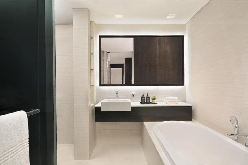 26-سرویس-بهداشتی-هتل-5-ستاره-شرایتون-گرند-دبی Sheraton-Grand-Hotel-Dubai-Bathroom-.jpg