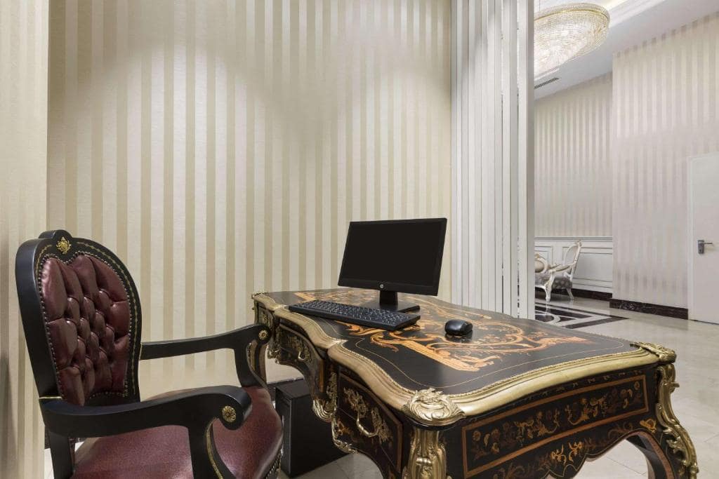 01-میز-تحریر-هتل-5-ستاره-رامادا-بای-ویندهام-مرتر-استانبول-Hotel-5-setare-Wyndham-Desk-Istanbul-min.jpg