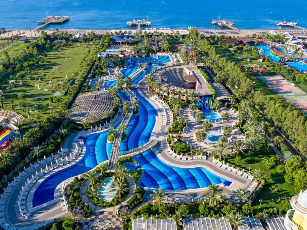 19-استخر-هتل-5-ستاره-رویال-تاورز-لارا-آنتالیا Royal-Towers-Lara-Hotel-Antalya-Pool-.jpg