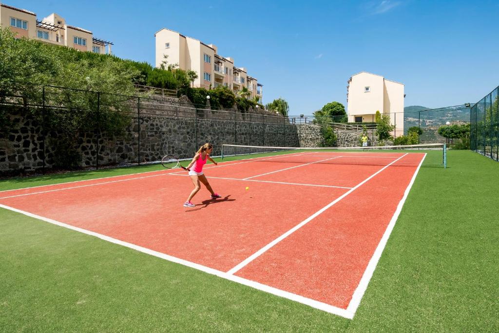 28 زمین تنیس هتل 5 ستاره یونیک رزیدنس گلف اند اسپا کوش آداسی Unique Residence Hotel Golf and Spa Kusadasi.jpg