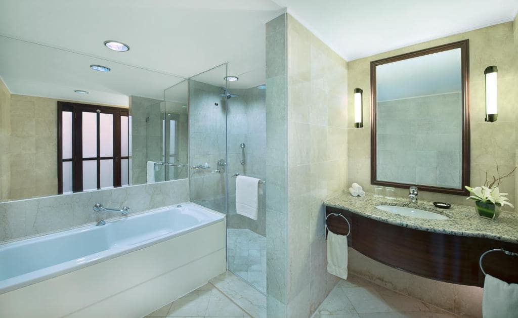 22-سرویس-بهداشتی-هتل-4 ستاره-د-بریستول-این-دبی- The-Bristol-Inn-Hotel-Dubai-Bathroom.jpg
