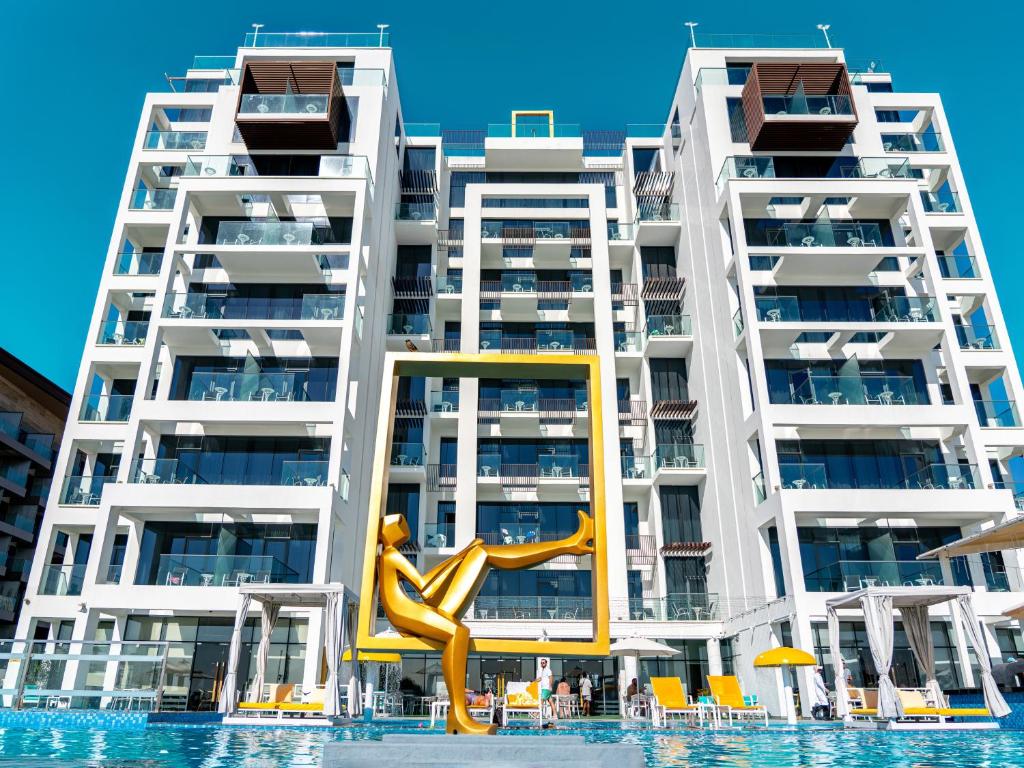 11 نمای هتل 5 ستاره سی سنترال ریزورت د پالم دبی C Central Resort Palm Hotel Dubai.jpg