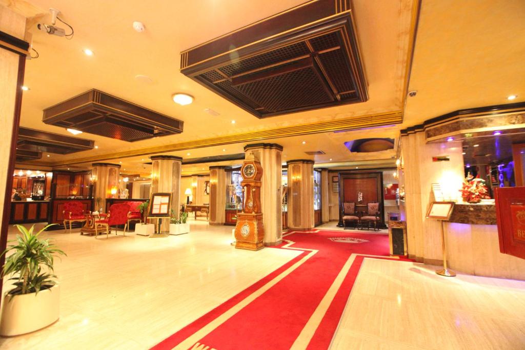 17- محوطه-هتل-3-ستاره-گلف-این-دبی- Golf-Inn-Hotel-Dubai-Grounds.jpg