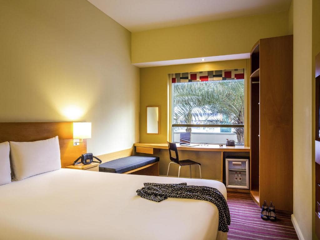 11-اتاق-خواب-هتل-3-ستاره-آیبیس-مال-آو-د-امارات-دبی-Ibis-Dubai-Mall-Of-The-Emirates-Bedroom.jpg